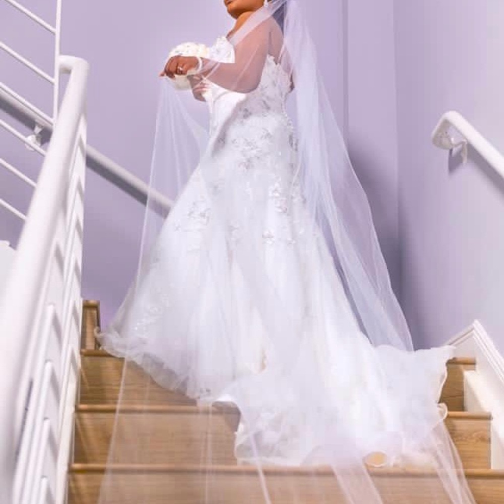 Beautiful wedding dress worn for a few hours still look good and the bag